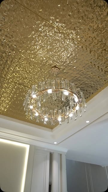 Plafon bertekstur emas dengan chandelier