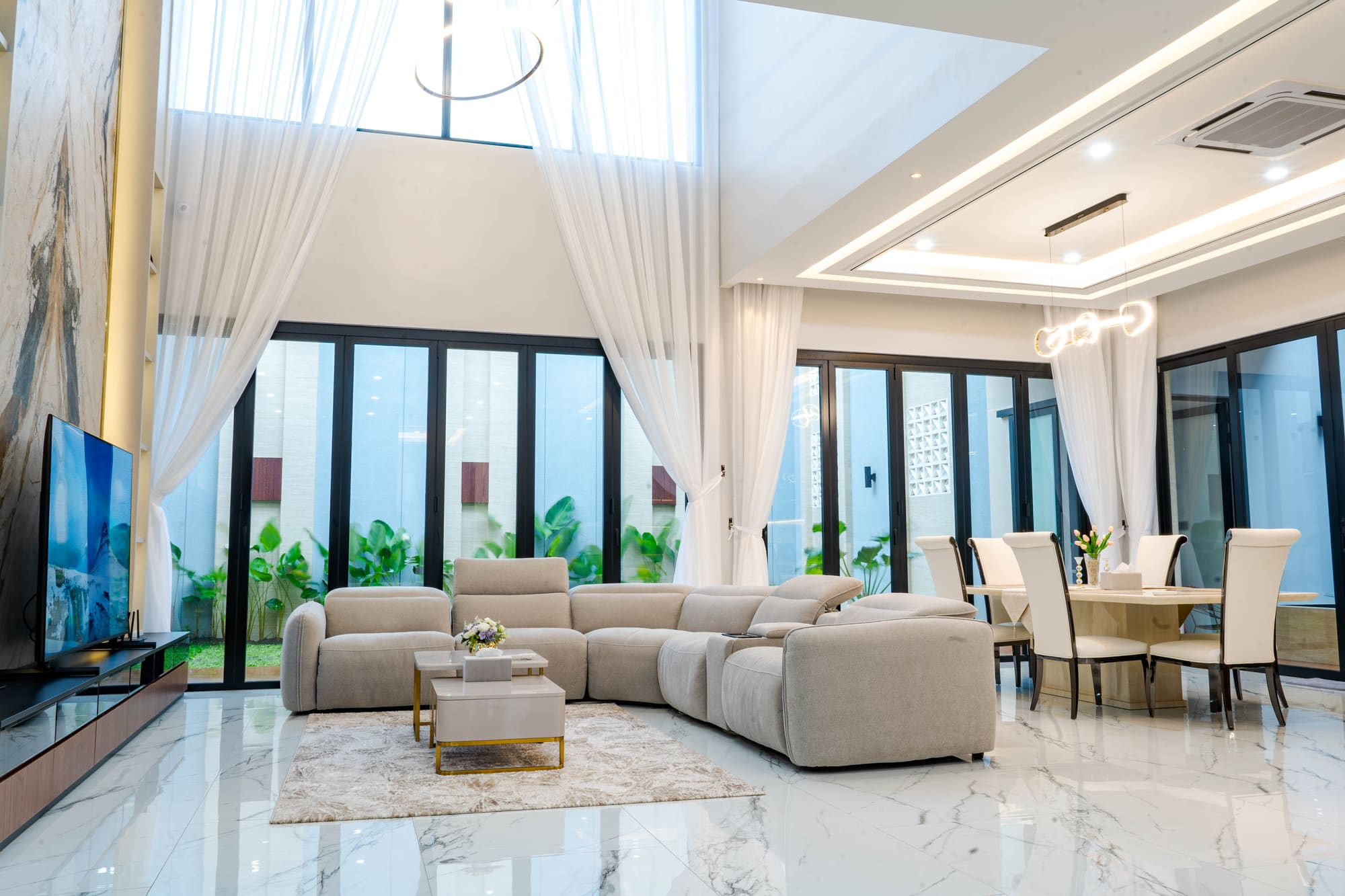 Ruang keluarga double-height dengan dinding marmer bookmatched, Dutamas